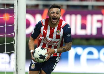 Chivas en plan grande deja sin liguilla a Pumas, lo golea 4-1