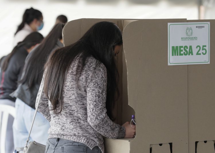 AME3110. BOGOTÁ (COLOMBIA), 29/05/2022.- Personas marcan sus votos hoy, durante la jornada de elecciones para elegir presidente de Colombia para el periodo 2022-2026 en Bogotá (Colombia). Los colegios electorales de Colombia abrieron este domingo para que durante ocho horas más de 39 millones de ciudadanos habilitados puedan elegir al próximo presidente de la república para el periodo 2022-2026. EFE/Carlos Ortega