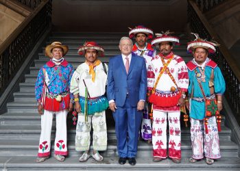 Gobierno de México promete devolver tierras a comunidad indígena Wixárika