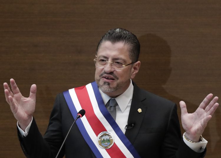 · AME7732. SAN JOSÉ (COSTA RICA), 08/05/2022.- El nuevo presidente de Costa Rica Rodrigo Chaves, habla durante su primer discurso presidencial hoy en el parlamento en San José (Costa Rica). El nuevo presidente de Costa Rica, Rodrigo Chaves, afirmó este domingo en su discurso de investidura que su Gobierno está llamado a "realizar un cambio histórico" y señaló una serie de desafíos que enfrenta su país como la pobreza y el desempleo. EFE/ Bienvenido Velasco