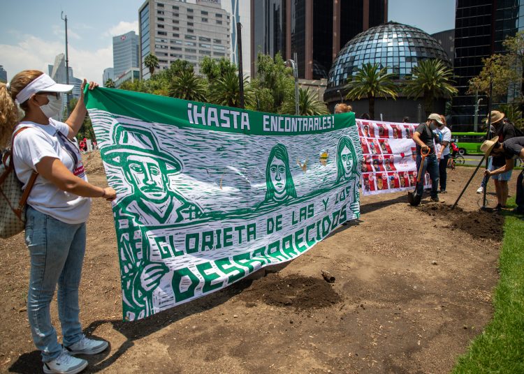 MEX3381. CIUDAD DE MÉXICO (MÉXICO), 08/05/2022.- Colectivos de personas desaparecidas participan en una protesta para exigir resultados en la búsqueda de sus familiares, hoy, en Ciudad de México (México). Activistas y familias de mexicanos desaparecidos se manifestaron este domingo en la histórica Glorieta de la Palma de la capital, donde exigieron dedicar el lugar a las víctimas ahora que el Gobierno renovará el sitio tras remover la palmera que daba nombre al lugar. EFE/ Isaac Esquivel