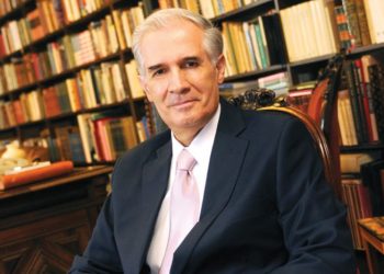 El art 32 estipula que los mexicanos deben ser preferidos con relación a los extranjeros: Valadés