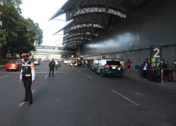 Se desprende cristal en pasillo del AICM; aseguraron fue por “vibraciones”