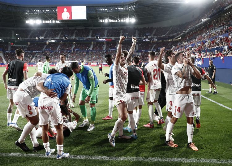 PAMPLONA, 22/05/2022.- Los jugadores del Mallorca celebran el segundo gol del equipo marcado por el francés Clément Grenier, durante el partido de la jornada 38 de Liga en Primera División que Atlético Osasuna y RCD Mallorca disputan hoy domingo en el estadio de El Sadar, en Pamplona. EFE/Jesús Diges