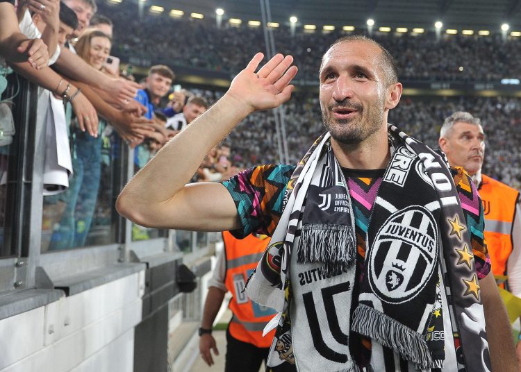 Turin (Italy), 16/05/2022.- Juventus'Äô Giorgio Chiellini greets fans during the Italian Serie A soccer match Juventus FC vs SS Lazio at the Allianz Stadium in Turin, Italy, 16 May 2022. (Italia, Estados Unidos) EFE/EPA/ALESSANDRO DI MARCO