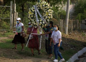 Caravana de madres homenajea a 56 migrantes muertos en Chiapas