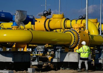 Unión Europea propone embargo progresivo al petróleo ruso
