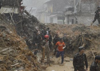 Sube a 100 el número de muertos por lluvias en Brasil