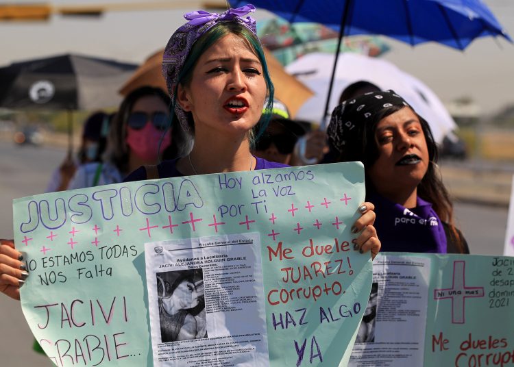 MEX3968. CIUDAD JUÁREZ (MÉXICO), 15/05/2022.- Mujeres y activistas se manifiestan hoy en contra de los feminicidios en Ciudad Juárez, estado de Chihuahua (México). Decenas de activistas, familiares y amigos marcharon este domingo para pedir justicia por el feminicidio de Jacivi Alejandra Holguín, una joven mexicana de 21 años que desapareció hace un año en la fronteriza Ciudad Juárez, y cuyo cuerpo apareció días después en una escuela. EFE/Luis Torres