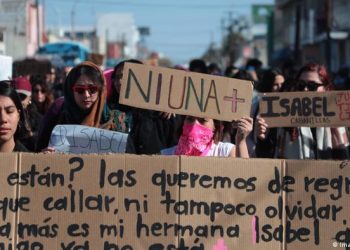 Feministas marchan por el ‘Luto Nacional por la Vida de las Mujeres y Niñas’ en varios estados del país