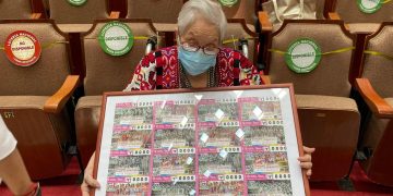Develan billete de lotería en conmemoración al baile “Flor de Piña”