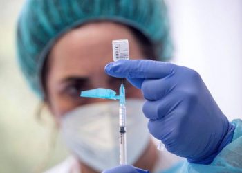 Francia plantea nueva vacunación contra COVID de personas de riesgo en otoño