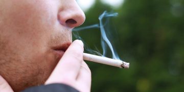 Fumar no solo daña la salud sino también el medio ambiente, advierte la OMS