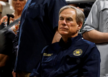 Gobernador de Texas defiende las armas de fuego y ve “equivocado” su control