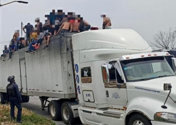Identifica INM en Veracruz 275 personas migrantes abandonadas en caja de tráiler 