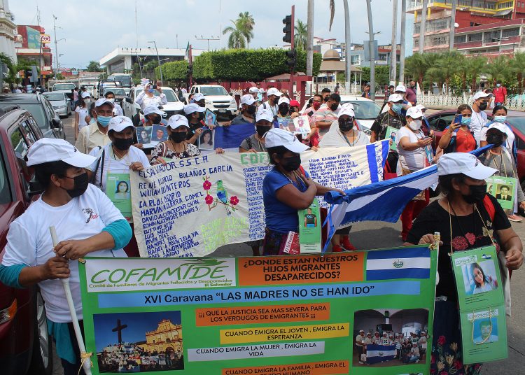 MEX2765. TAPACHULA (MÉXICO), 01/05/2022.- Familiares de migrantes centroamericanos desaparecidos se manifiestan en caravana hoy, en el municipio de Tapachula, estado de Chiapas (México). La XVI caravana de madres centroamericanas, llamada "Nunca nos hemos ido", ingresó este domingo por la frontera sur de México, que colinda con Guatemala, con el objetivo de retomar la búsqueda de sus hijos que se han perdido o desaparecido en el país latinoamericano por ir en busca del "sueño americano" en Estados Unidos. EFE/ Juan Manuel Blanco