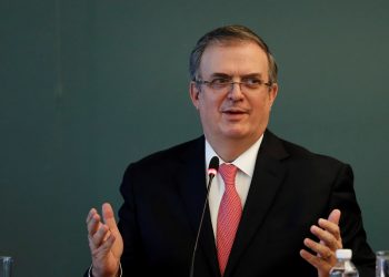 Acusa Ebrard a Abbott de extorsionar a gobernadores mexicanos