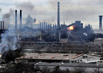 Ucrania logra evacuar al primer centenar de civiles de la acería de Azovstal