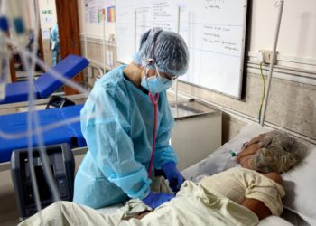 De acuerdo con la OMS, México cumple media de tres médicos por cada mil habitantes