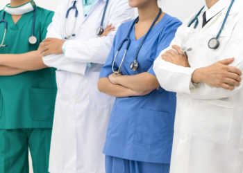 Especialistas cuestionan contratación de médicos cubanos