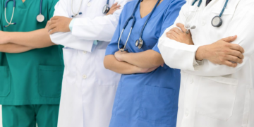 Especialistas cuestionan contratación de médicos cubanos