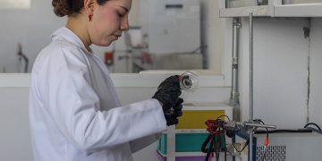 Estudiante mexicana crea aparato que detecta “drogas de violación” en bebidas