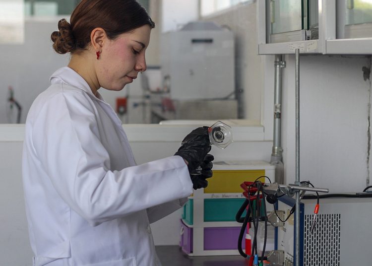 ACOMPAÑA CRÓNICA: MÉXICO MUJERES - MEX3027. QUERÉTARO (MÉXICO) 05/05/2022.- La estudiante mexicana de ingeniería en biomédica, Arely Salcedo Huitrón, realiza sus prácticas, el 4 de mayo de 2022, en la ciudad de Querétaro (México). Detectar sedantes en las bebidas alcohólicas es lo que consigue el dispositivo que inventó la estudiante mexicana Arely Salcedo, a quien se le ocurrió esta idea después de que una amiga suya fuera víctima en una fiesta de una "droga de violación" que le pusieron en el trago. Tras el hecho en donde a su amiga le salvaron la vida en una ambulancia la alumna de noveno semestre de ingeniería biomédica en la Universidad Autónoma de Querétaro (UAQ), en el centro del país, buscó una solución, según cuenta este jueves en entrevista con Efe. EFE/ Sergio Adrián Ángeles