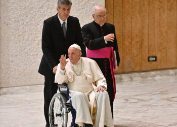 El Papa Francisco aparece en silla de ruedas por el dolor en la rodilla