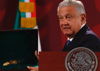 AMLO muestra pistola de Francisco Villa que Díaz-Canel devolvió a México