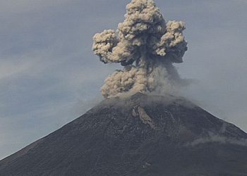 Intensa actividad del volcán Popocatépetl; emite 65 exhalaciones y un sismo