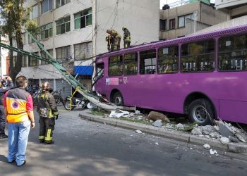 Choque en la colonia Portales deja 17 personas heridas