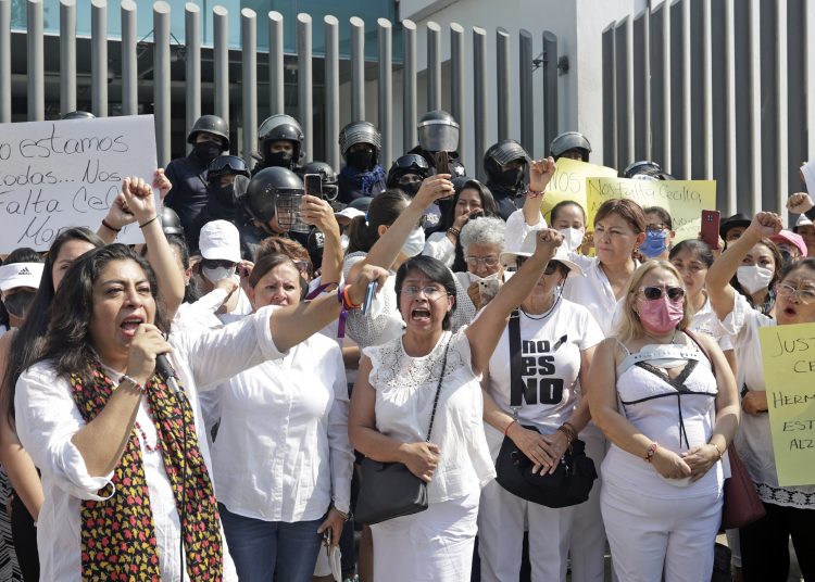 MEX4547. PUEBLA (MÉXICO), 22/05/2022.- Colectivos feministas y mujeres protestan este domingo, al exterior de la Fiscalía General del Estado (FGE), para exigir justicia por el asesinato de la activista y abogada Cecilia Monzón, en el estado de Puebla (México). EFE/Hilda Ríos