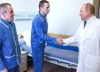 Putin visita en el hospital a soldados rusos heridos en Ucrania