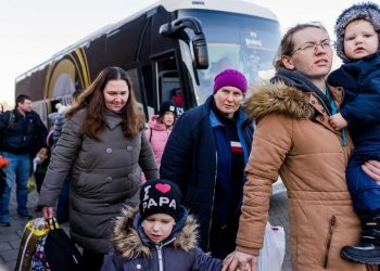 Asciende a 5.7 millones el número de refugiados ucranianos tras la invasión rusa