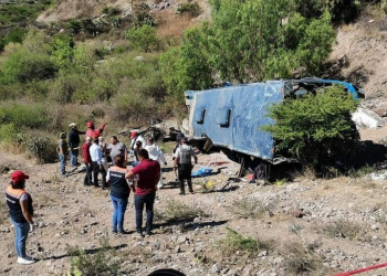 Volcadura de autobús deja seis muertos en San Luis Potosí