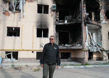 El director de la OMS viajó a Kiev para entregar 20 ambulancias