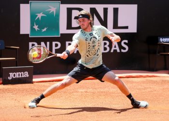 Tsitsipas remonta a Zverev y pasa a la final de Roma