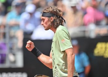 Tsitsipas reacciona ante Khachanov y avanza en Roma