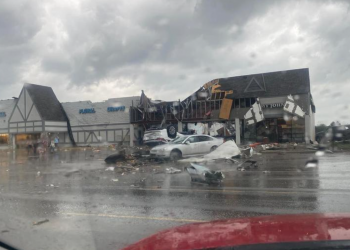 Al menos 2 muertos y 40 heridos por potente tornado en EU