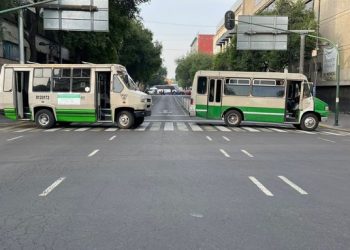 Transportistas bloquean calles en Centro de la CDMX
