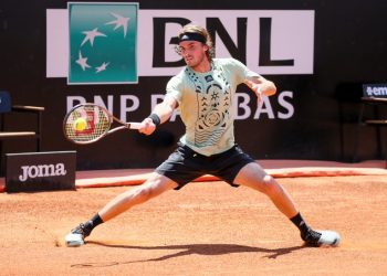 Tsitsipas doblega a Sinner y al público italiano