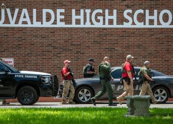 Tiroteo en escuela de Texas deja 21 personas muertas; autor también disparó a su abuela antes de acudir a la escuela