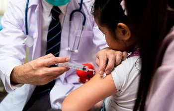 Está descartado que casos de hepatitis aguda en menores estén relacionados con la vacuna contra el COVID: Ochoa Moreno