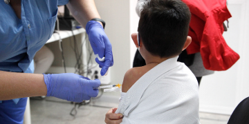 Por casos de hepatitis aguda grave en menores, especialistas llaman a padres de familia completar esquema de vacunación