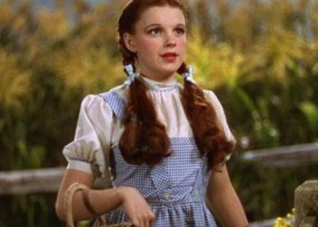 Juez en Estados Unidos bloquea subasta de un vestido de la película El mago de Oz