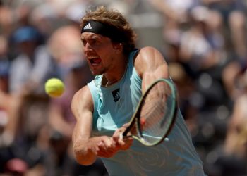 Zverev se impone al chileno Garín y espera rival en semis