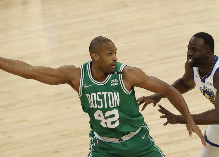 San Francisco (United States), 02/06/2022.- Boston Celtics center Al Horford (L), keeps the ball from Golden State Warriors forward Draymond Green (R), during the first quarter of Game 1 of the National Basketball Association (NBA) Finals between the Golden State Warriors and the Boston Celtics outside Chase Center, in San Francisco, California, USA, 02 June 2022. (Baloncesto, Estados Unidos) EFE/EPA/JOHN G. MABANGLO SHUTTERSTOCK OUT
