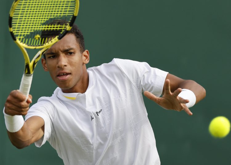 Wimbledon (United Kingdom), 28/06/2022.- Felix Auger-Aliassime of Canada in action in the men's first round match against Maxime Cressy of USA at the Wimbledon Championships, in Wimbledon, Britain, 28 June 2022. (Tenis, Reino Unido, Estados Unidos) EFE/EPA/TOLGA AKMEN EDITORIAL USE ONLY