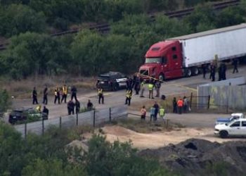 Sube a 51 la cifra de migrantes fallecidos en camión en Texas