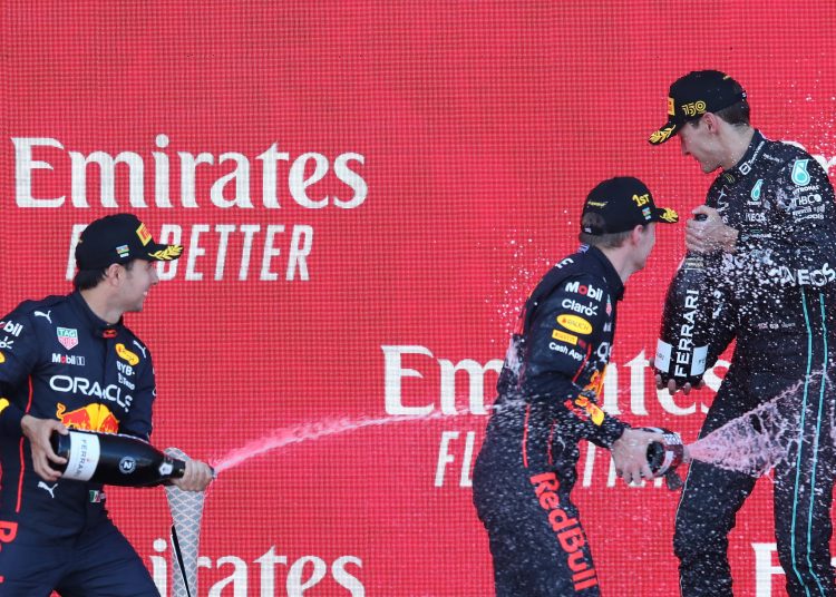 Baku (Azerbaijan), 12/06/2022.- First placed Dutch Formula One driver Max Verstappen of Red Bull Racing (C), second paced Mexican Formula One driver Sergio Perez of Red Bull Racing (L) and third placed British Formula One driver George Russell of Mercedes-AMG Petronas (R) celebrate on the podium after the Formula One Grand Prix of Azerbaijan at the Baku City Circuit in Baku, Azerbaijan, 12 June 2022. (Fórmula Uno, Azerbaiyán) EFE/EPA/ALI HAIDER